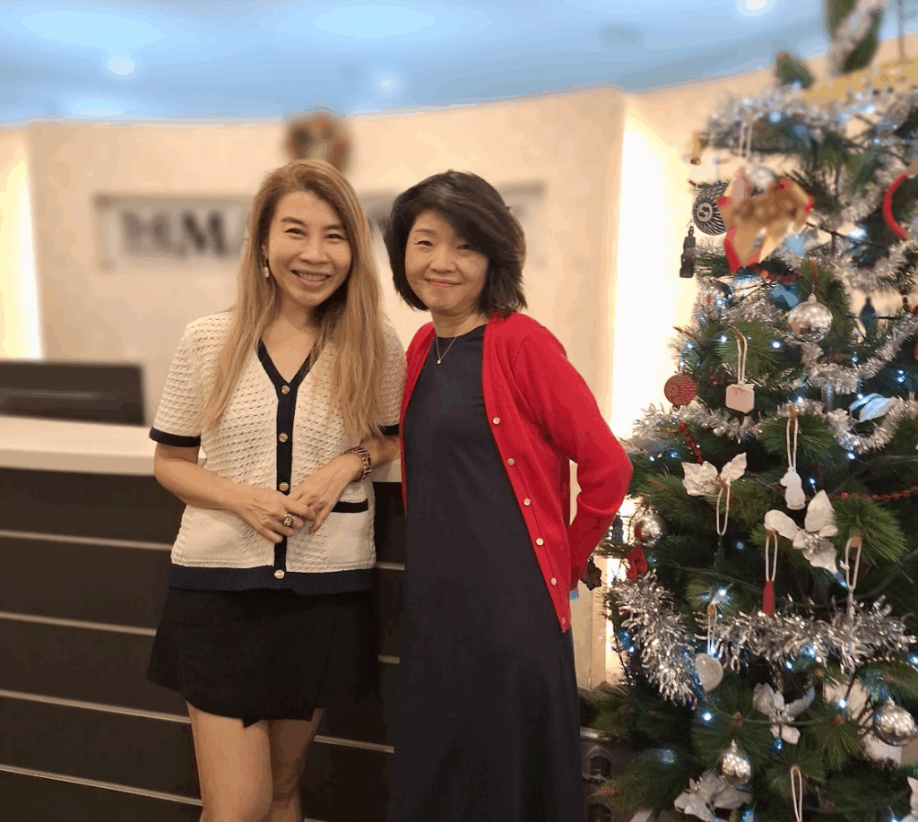 五十嵐まこがシンガポールの協力会社の社長と記念撮影